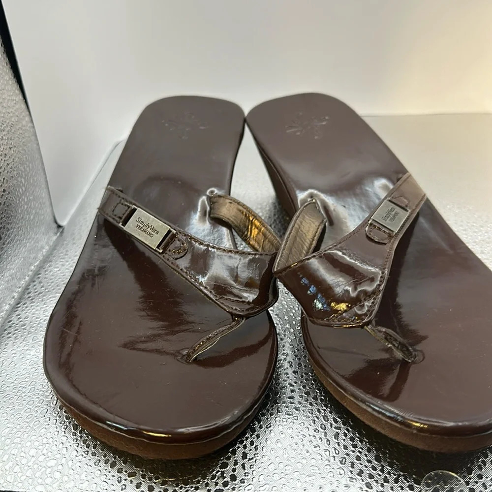 Size 8, simply Vera Vera Wang, sandals, brown, patent leather lightly used​​